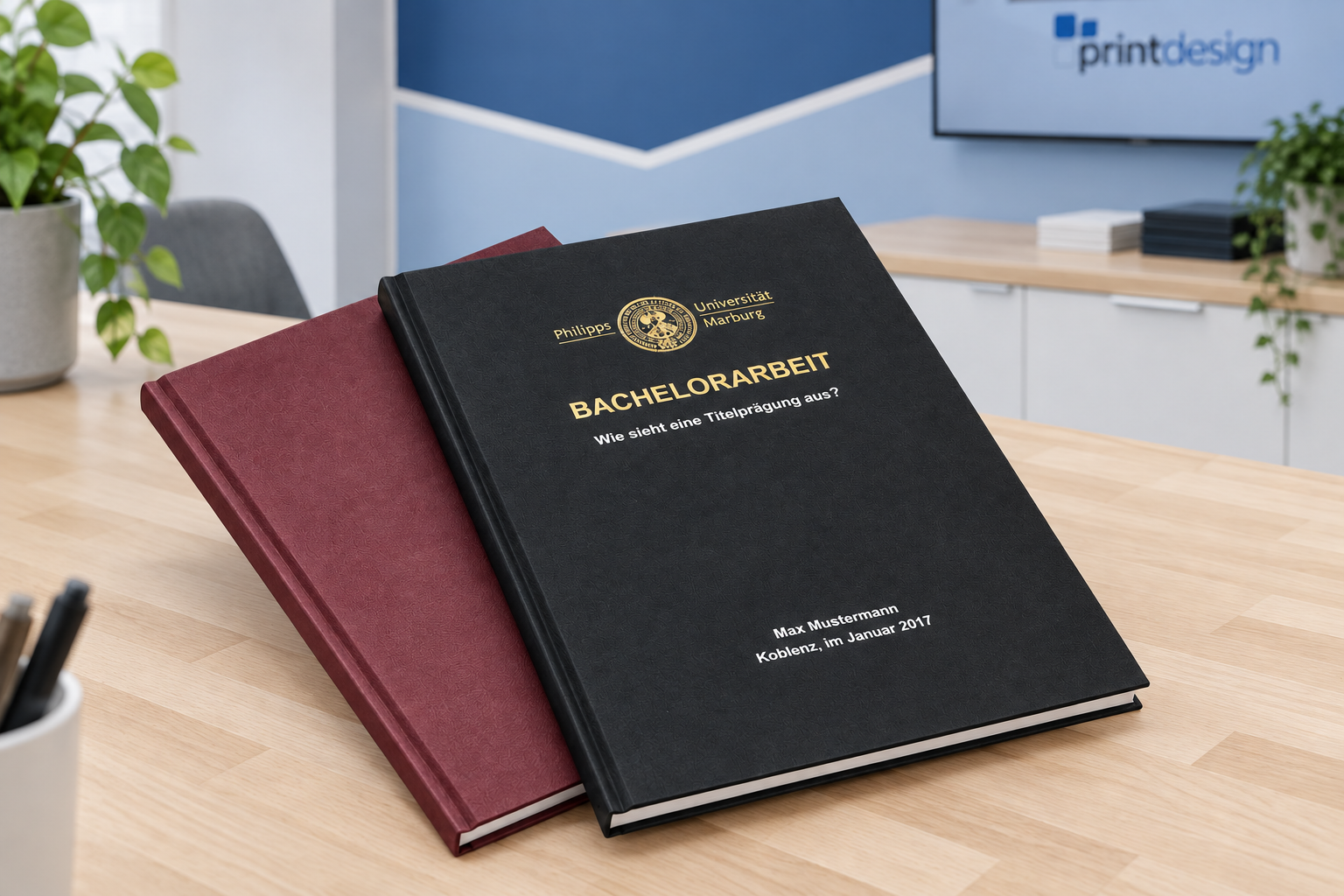 Schwarze und bordeauxrote Hardcover-Abschlussarbeiten mit Goldprägung