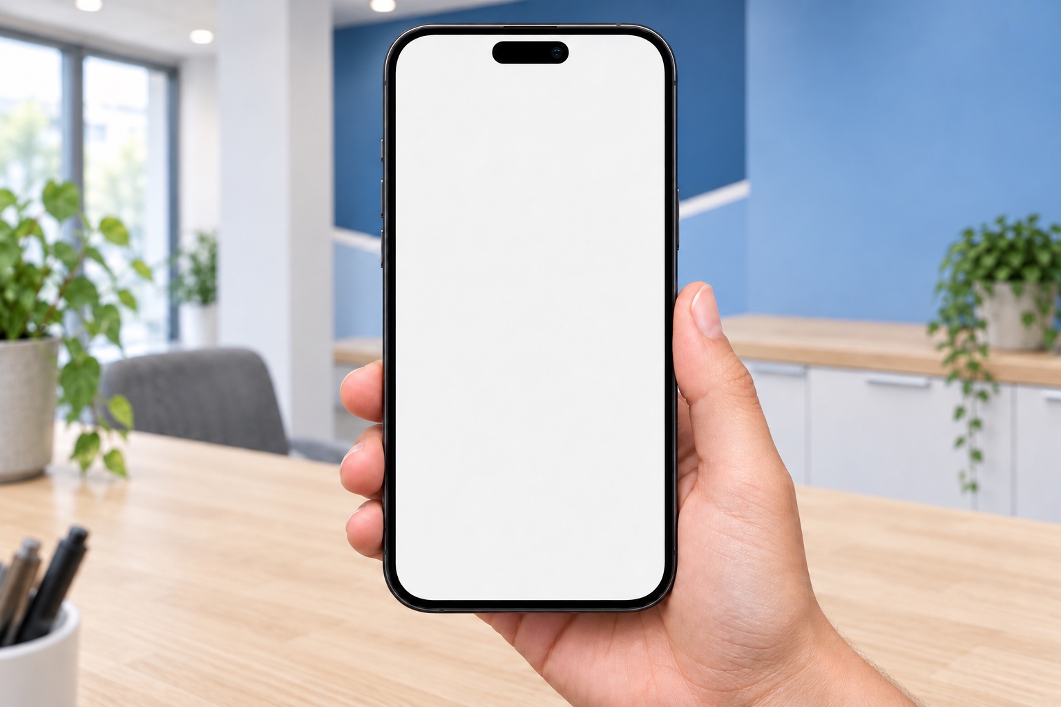 iPhone in einer Hand vor dem PrintDesign-Ladengeschäft