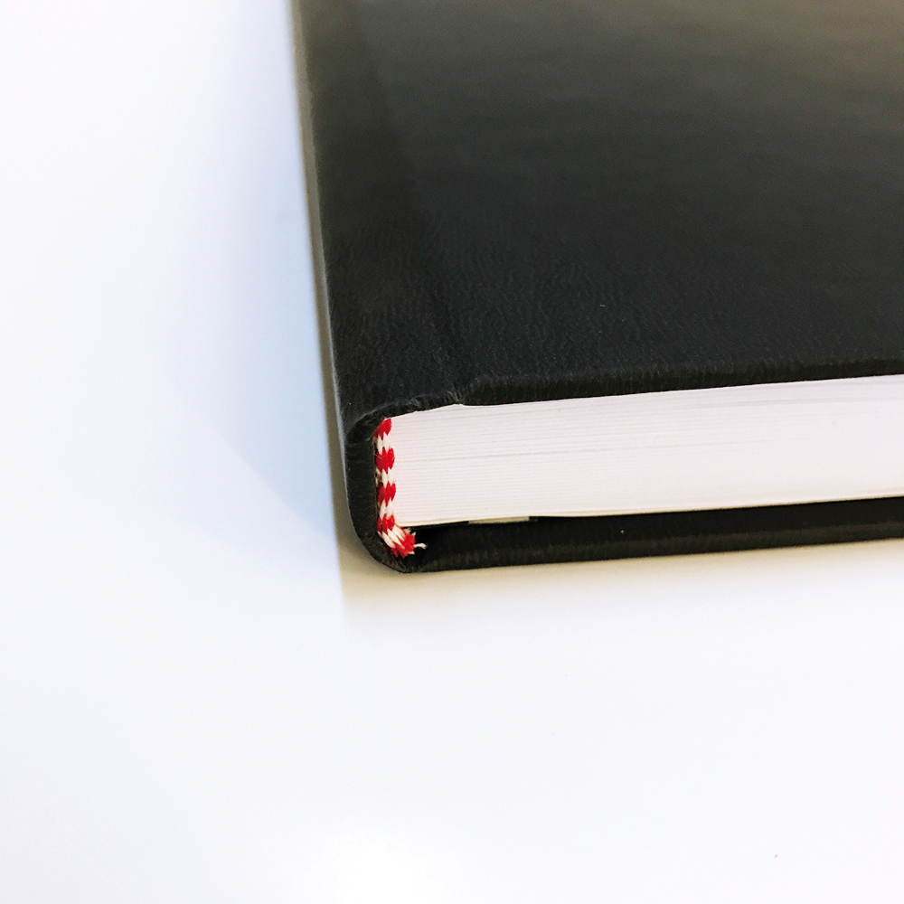 Schwarzer Hardcover-Umschlag