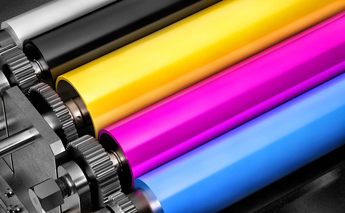 Farbwalzen einer Druckmaschine in Cyan, Magenta, Gelb und Schwarz